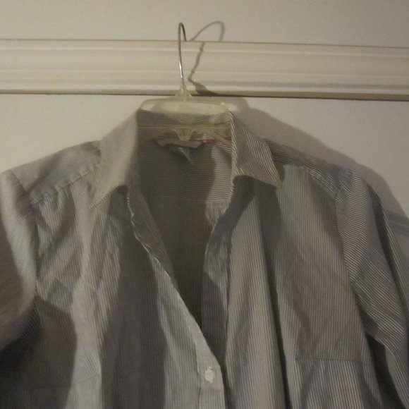 H&M Women's Button Front Shirt.Low Cut V-Neck. Gray/White Stripes LS  Size 8 - Picture 3 of 7